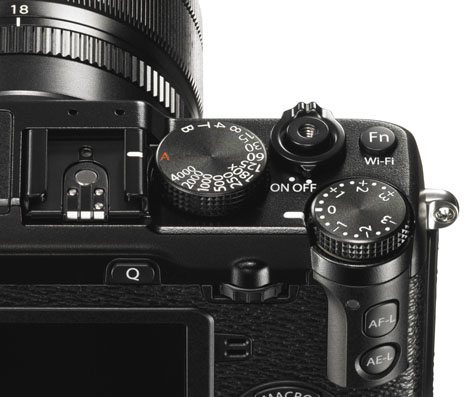 Fujifilm X-E2 ghiere e tasti per u uso agevole